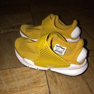 Nike Mustard Yellow Sock Darts size 6 W